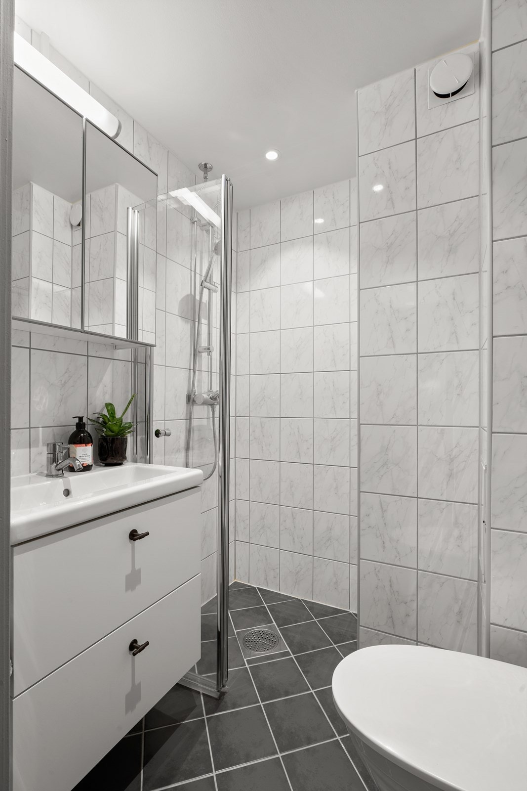 Pent, flislagt baderom med elektrisk gulvvarme og downlights i himlingen. Badet ble pusset opp i perioden 2008-2009 i regi av borettslaget, og baderomsinnredningen ble skiftet ut i mai 2025. Galleribilde