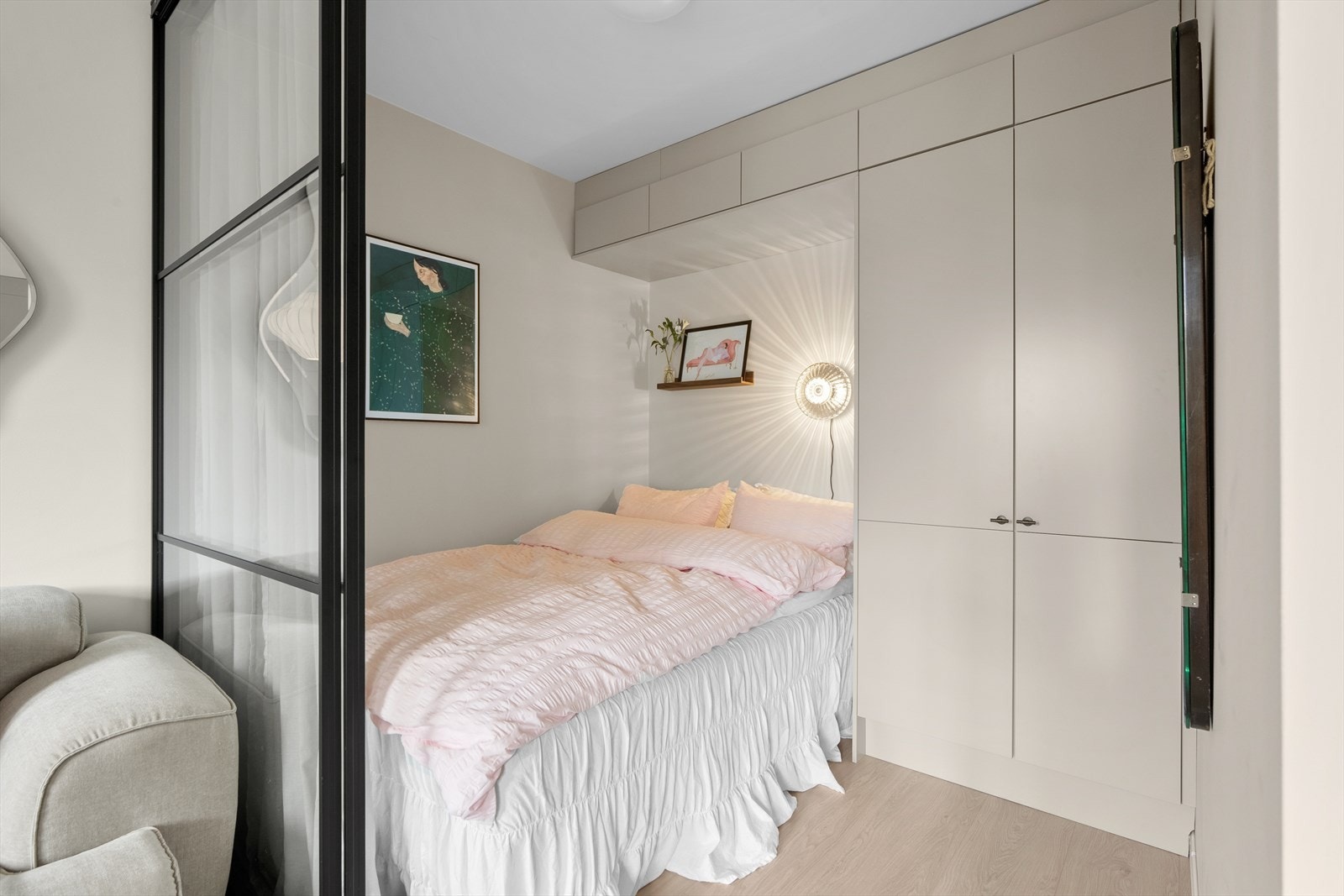 Videre er det integrert garderobeløsning med slette fronter og overskap, som gir gode oppbevaringsmuligheter og en helhetlig, ryddig uttrykk. Galleribilde