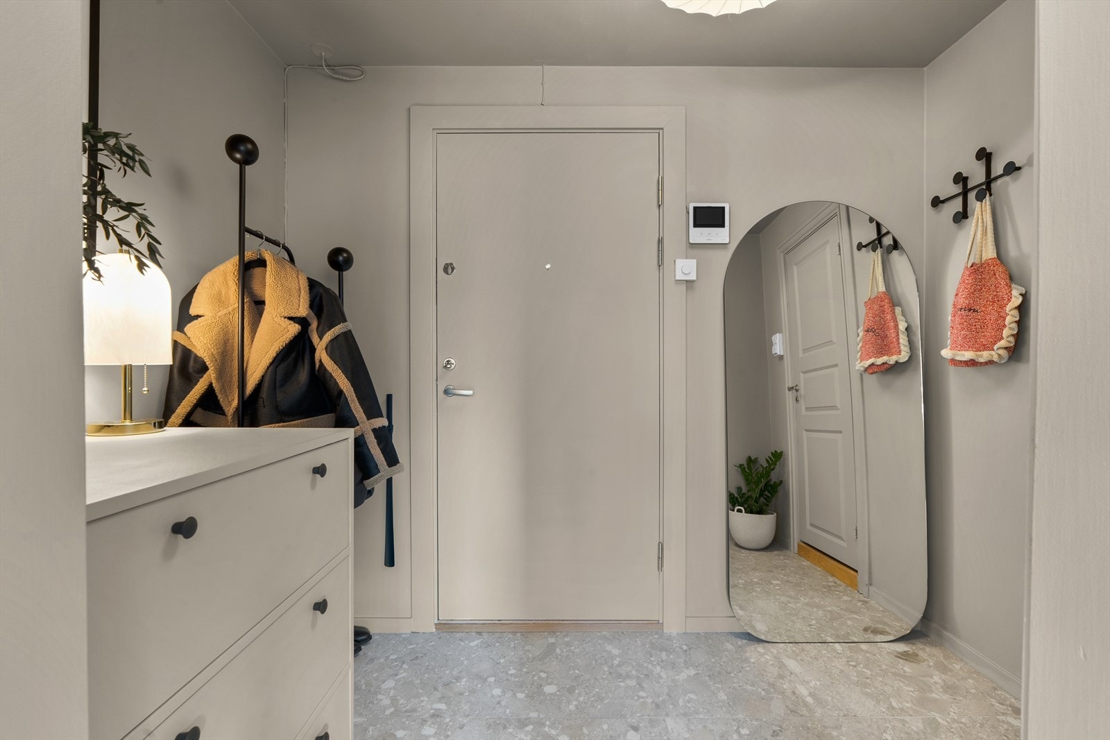 Leiligheten har en innbydende entré som gir et umiddelbart godt førsteinntrykk. I gangen er det lagt nye fliser fra Fagflis. Galleribilde