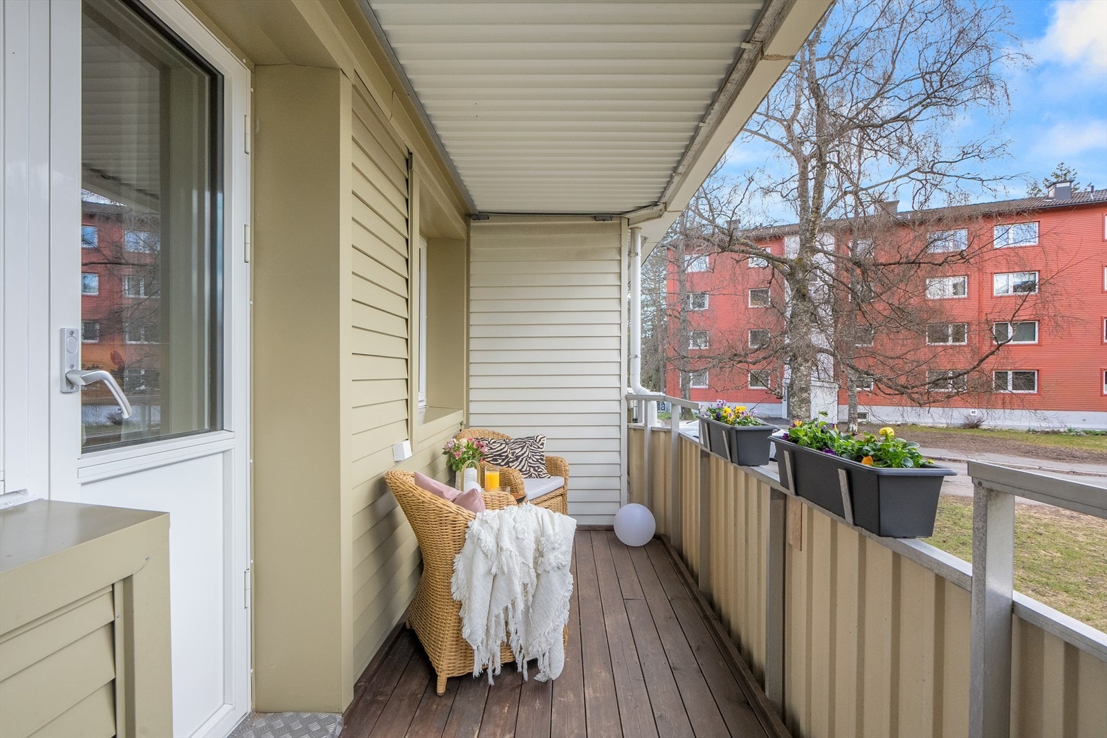 I vår- og sommerhalvåret blir balkongen en naturlig forlengelse av stuen, perfekt for hyggelige stunder med familie og venner. Her kan du enkelt skape en koselig uteoase med utemøbler, beplantning og en gassgrill. Galleribilde
