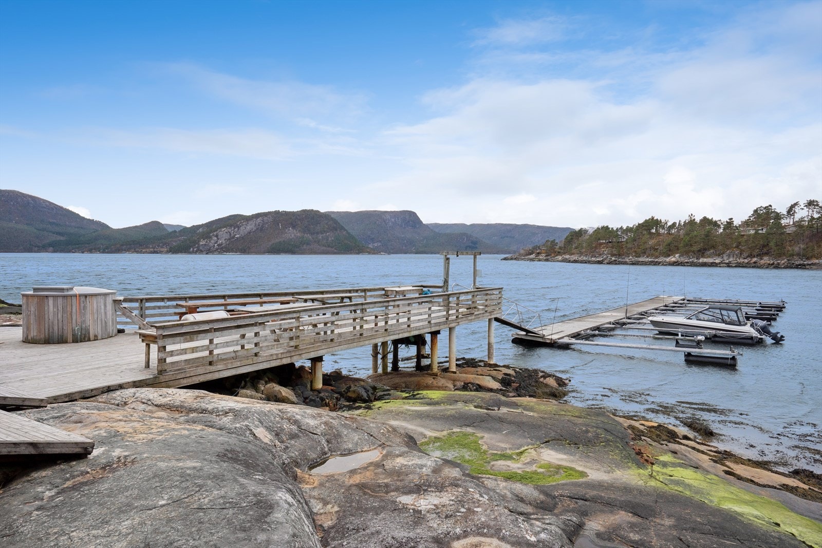 Hytta er medlem i Vågavika Vel som drifter egen småbåthavn. Galleribilde