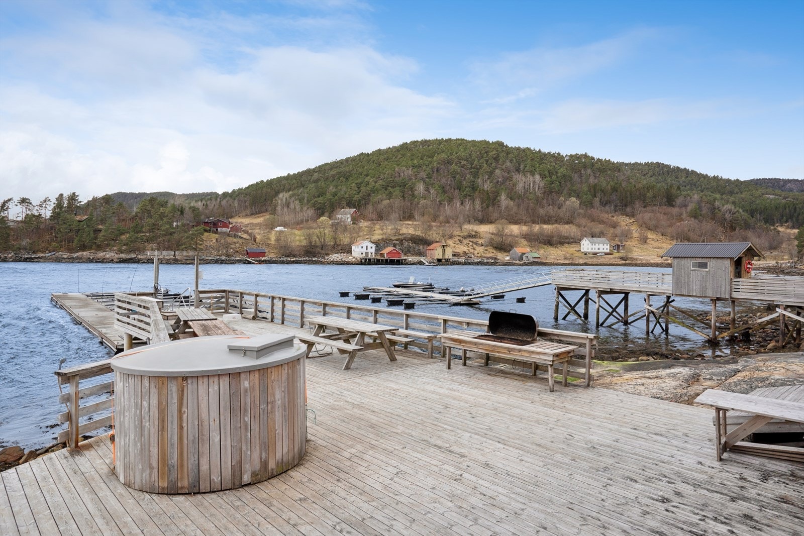 Her får man tilgang til en flott brygge med badestamp og grill, i tillegg til egen fast båtplass. Galleribilde