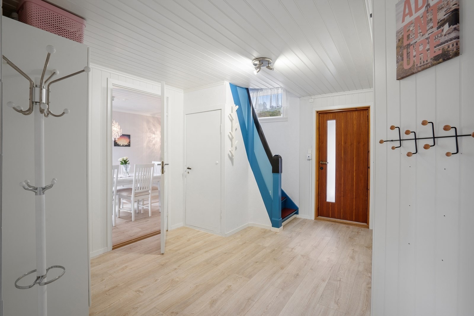 Romslig entré på 12m² med tilgang til alle rom i 1. etasje og trapp til både 2. etasje og kjeller. Galleribilde