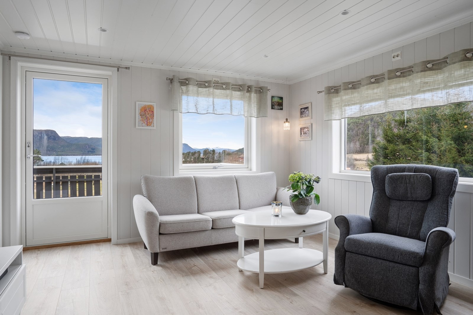 Vindusflatene på stua tar inn den flotte utsikten mot fjorden. Galleribilde