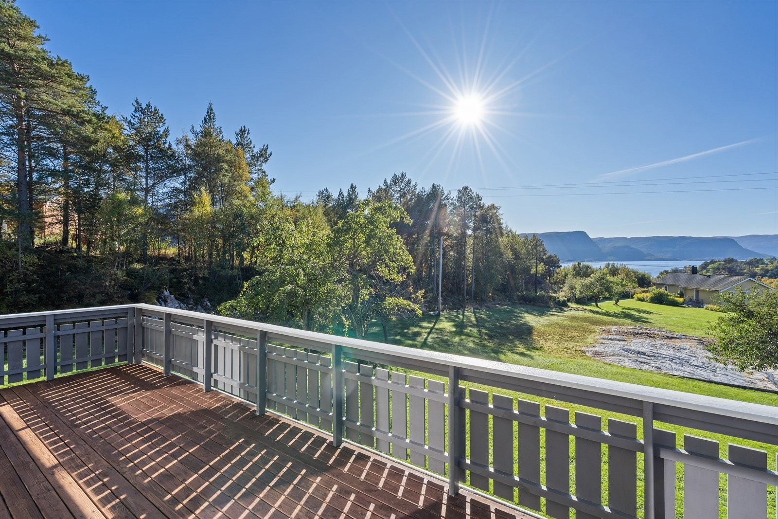 Uteområdene vender mot sørvest og byr på fantastiske solforhold og utsikt mot Åstfjorden. Galleribilde