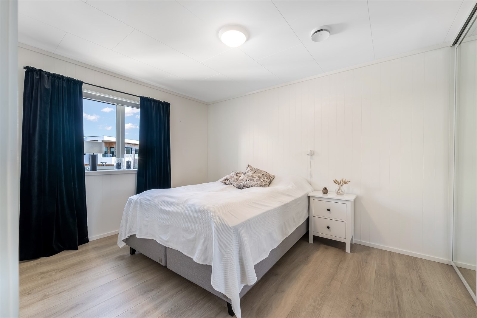 Leiligheten har to soverom. Soverom 1/2; med praktisk skyvedørsgarderobeløsning Galleribilde
