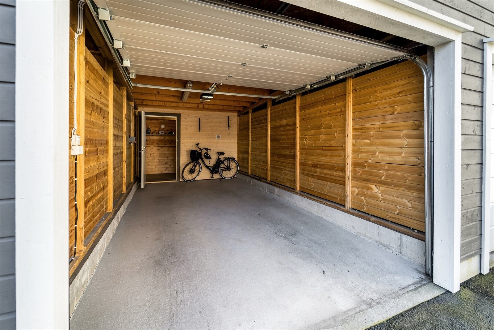 Garasje med plass til en bil, samt oppbevaringsplass i bod. Elbillader montert. Galleribilde