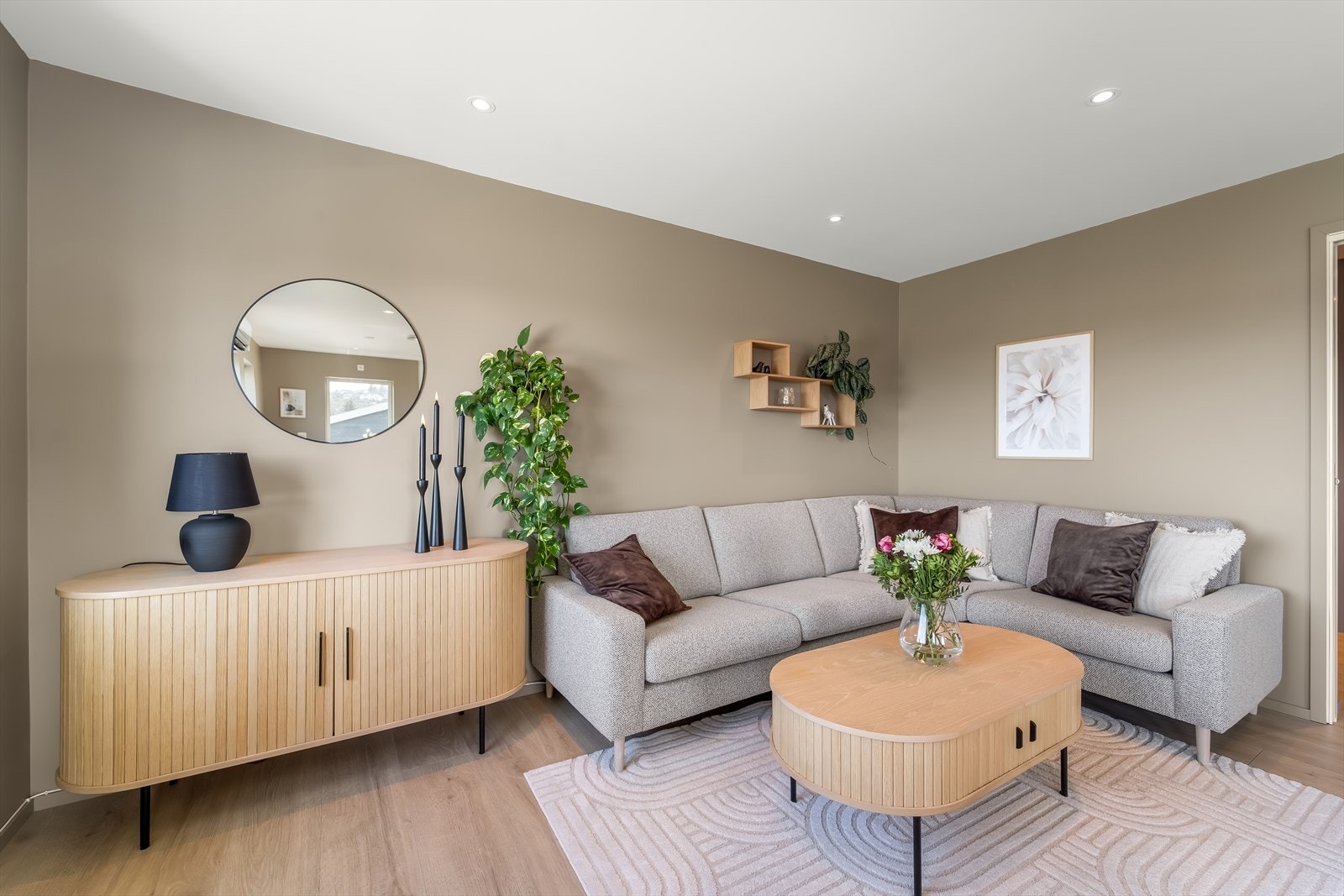 Stuens utforming gir rom for møblering i soner. Galleribilde