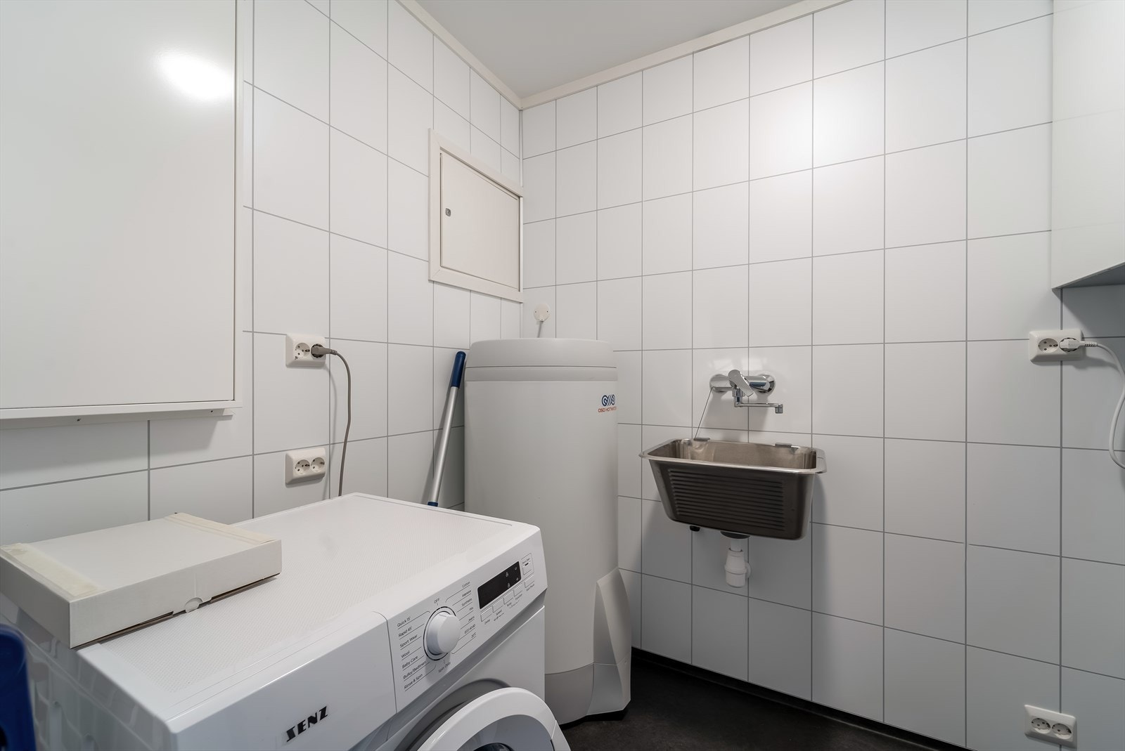 Praktisk bod/vaskerom med utslagsvask og opplegg til vaskemaskin. Galleribilde