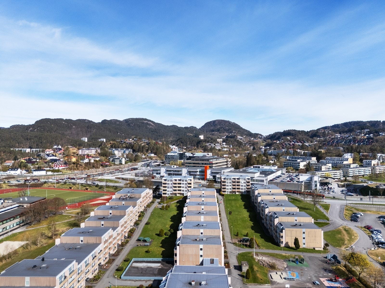 Leiligheten har en sentral, rolig og solrik beliggenhet i Fyllingsdalen med kort gangavstand til Oasen Senter, bybane og bussterminal Galleribilde