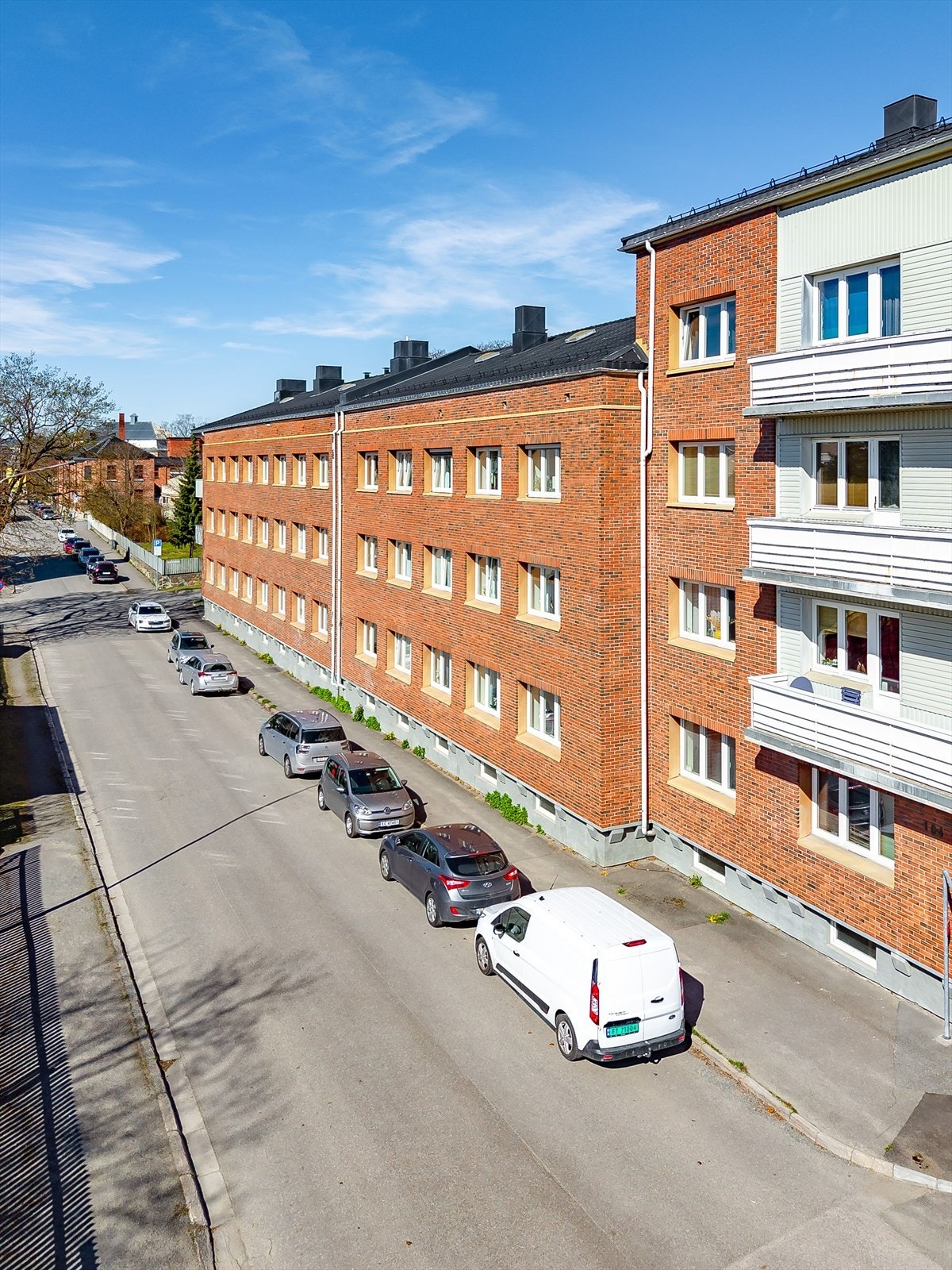 Det er kun noen minutter å gå til både togstasjon, sentrum og et rikt utvalg av butikker og tilbud. Galleribilde