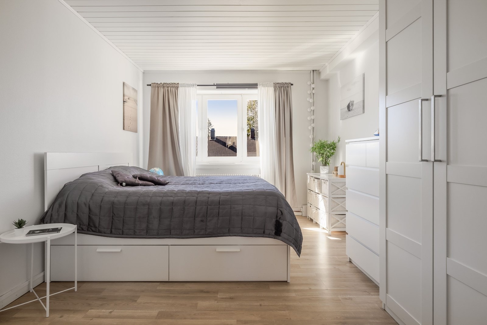 Leiligheten har to soverom. Dette er det største og er av meget god størrelse. Galleribilde