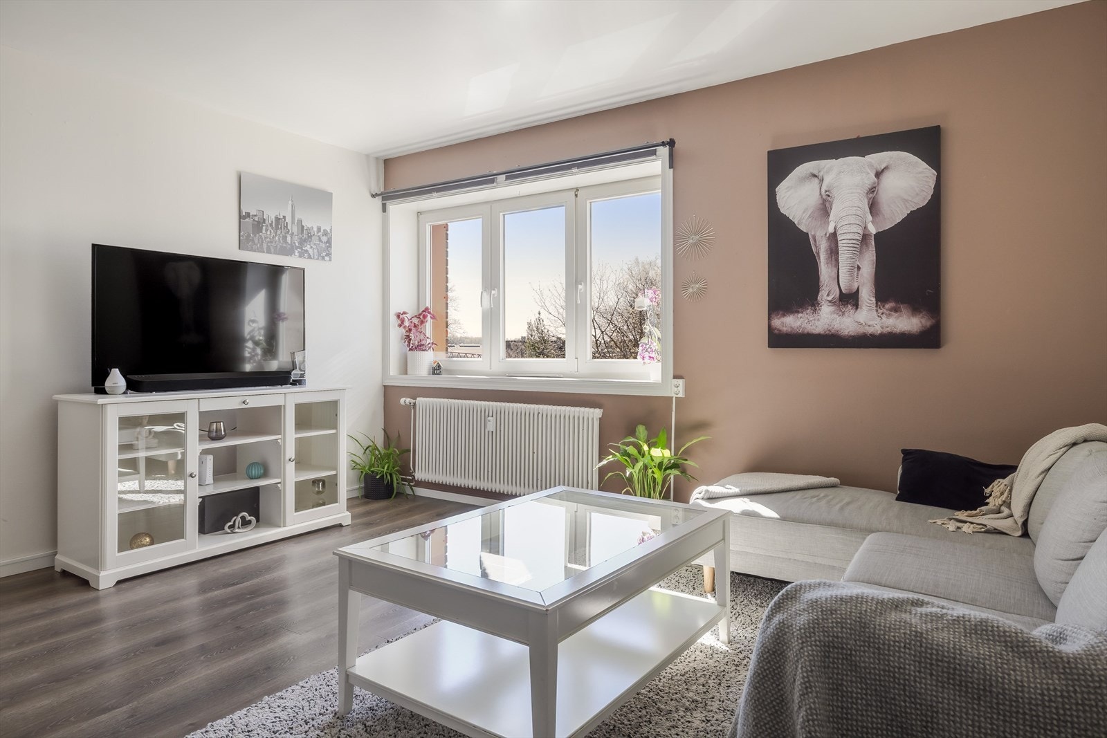 Leiligheten varmes hovedsakelig opp med fjernvarme til radiatorer. Galleribilde