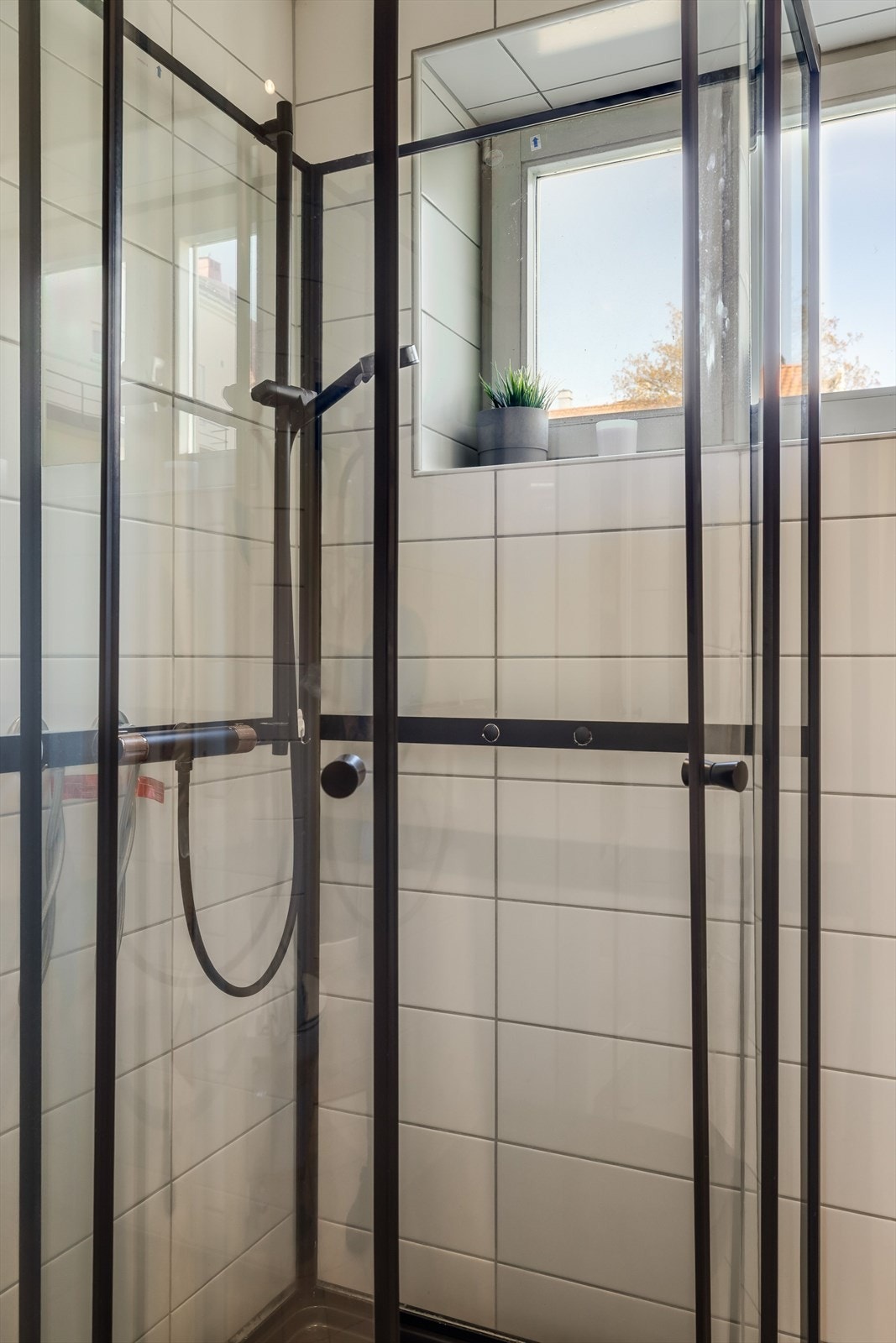 For øvrig er badet utstyrt med dusjkabinett. Galleribilde
