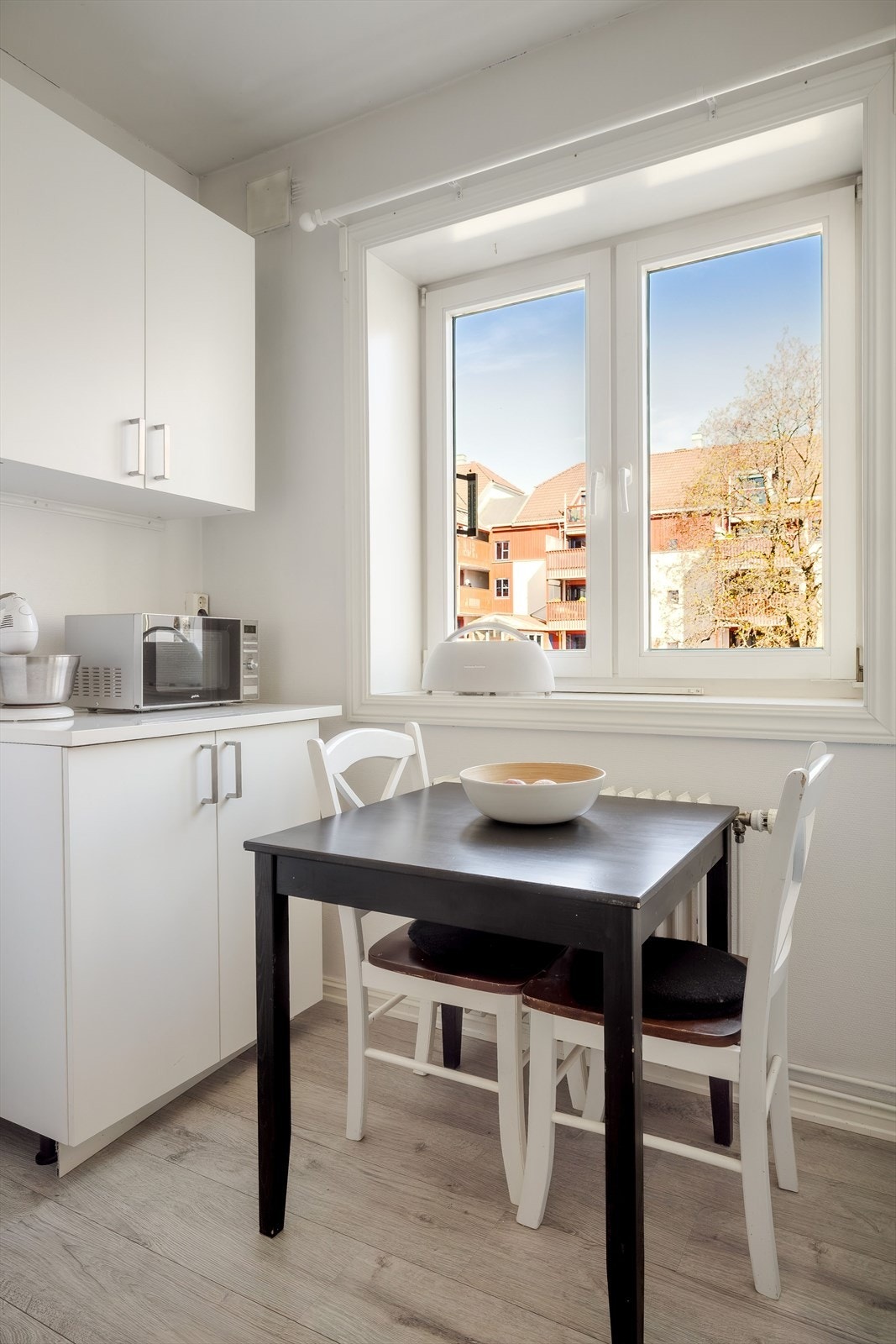 Ved vinduet er det plass til et kjøkkenbord hvor du har utsyn mot bakgården. Galleribilde