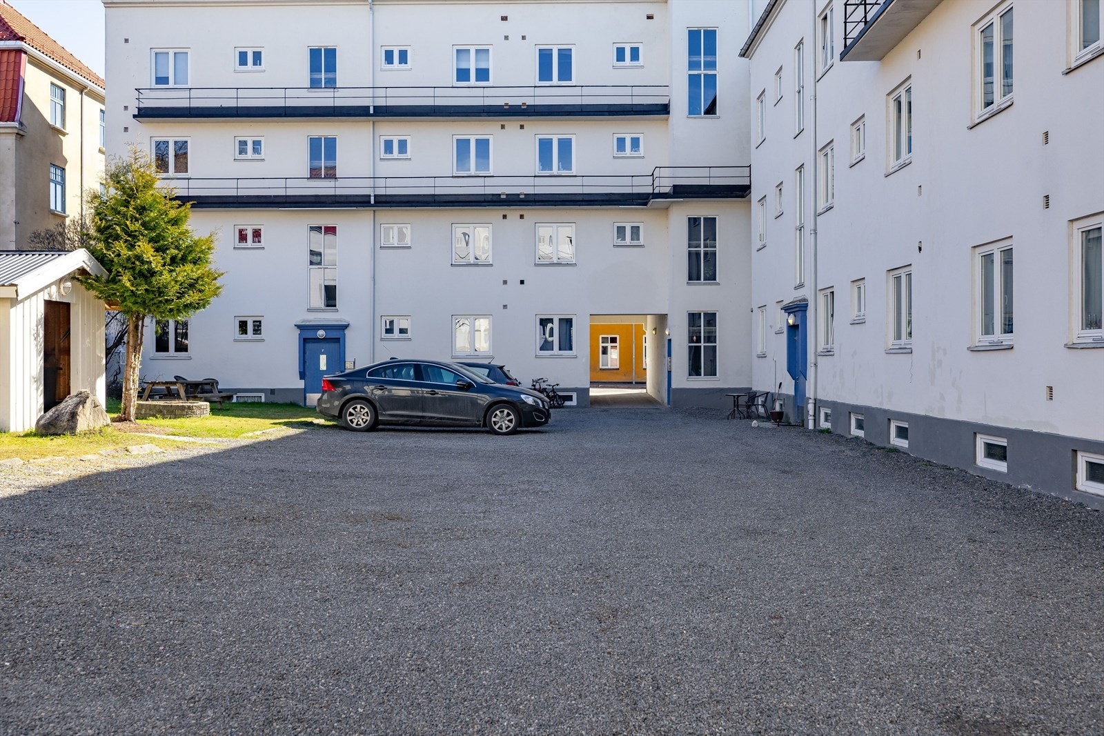 Gruset gårdsplass med 12 parkeringsplasser. Plassene fordeles etter ventelisteprinsippet. Galleribilde
