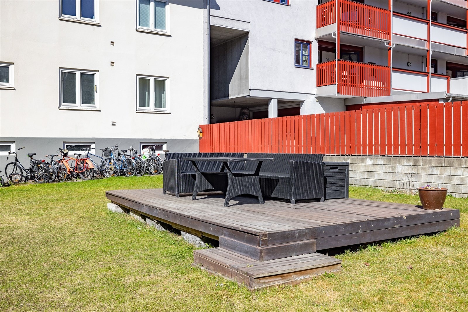 Felles uteområde med platting og sittegruppe. Galleribilde