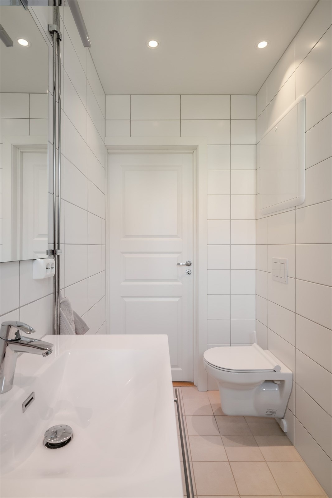 Badet har veggmontert toalett og baderomsinnredning med skuffer og heldekkende servant. I overkant av servanten er det speil. Elektrisk uttak på vegg. Galleribilde