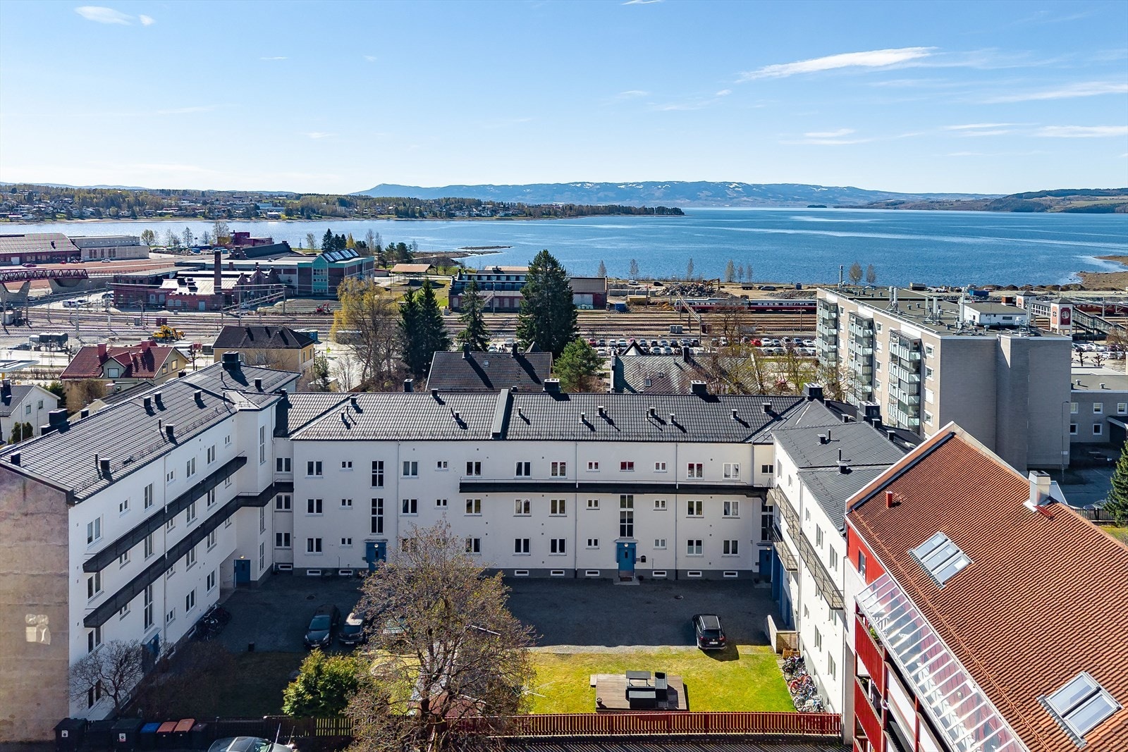 Leiligheten ligger i et område med nærhet til både sentrumsfasiliteter og naturskjønne omgivelser langs Mjøsa. Galleribilde