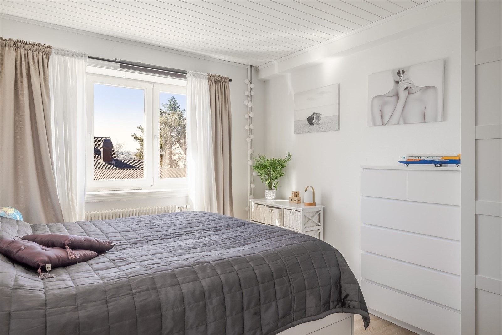 Her er det plass til dobbeltseng med nattbord og øvrige oppbevaringsmøbler. Galleribilde