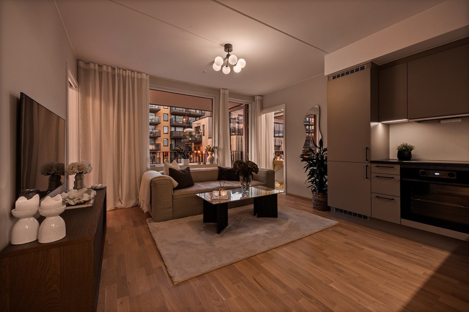 Store vindusflater slipper inn rikelig med naturlig lys, noe som gir rommet en lys og luftig atmosfære. Galleribilde