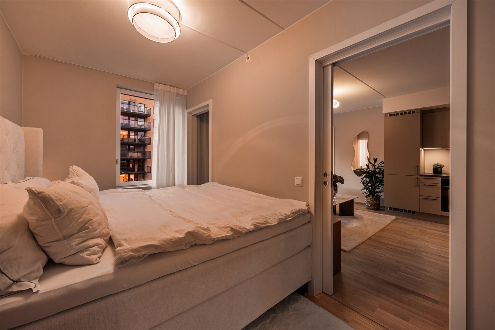 Hovedsoverommet har adkomst fra stuen og fremstår som romslig med god plass til ønsket møblering. Galleribilde