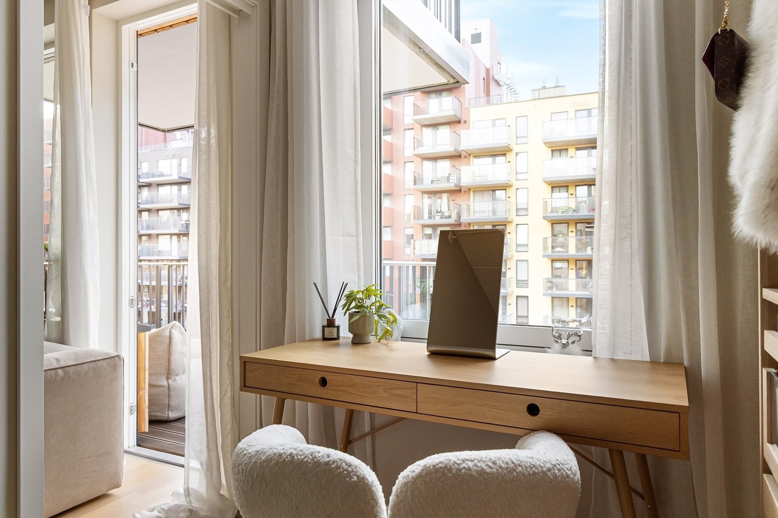 Lys og innbydende krok med plass til hjemmekontor. Galleribilde