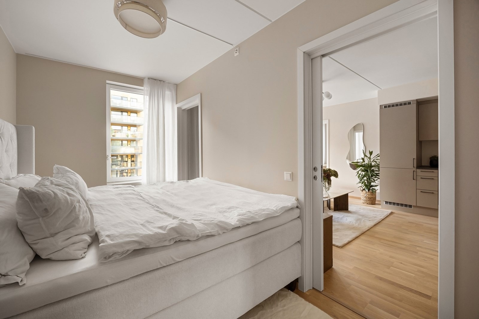 Leiligheten er et lyst og innbydende soverom av god størrelse. Galleribilde