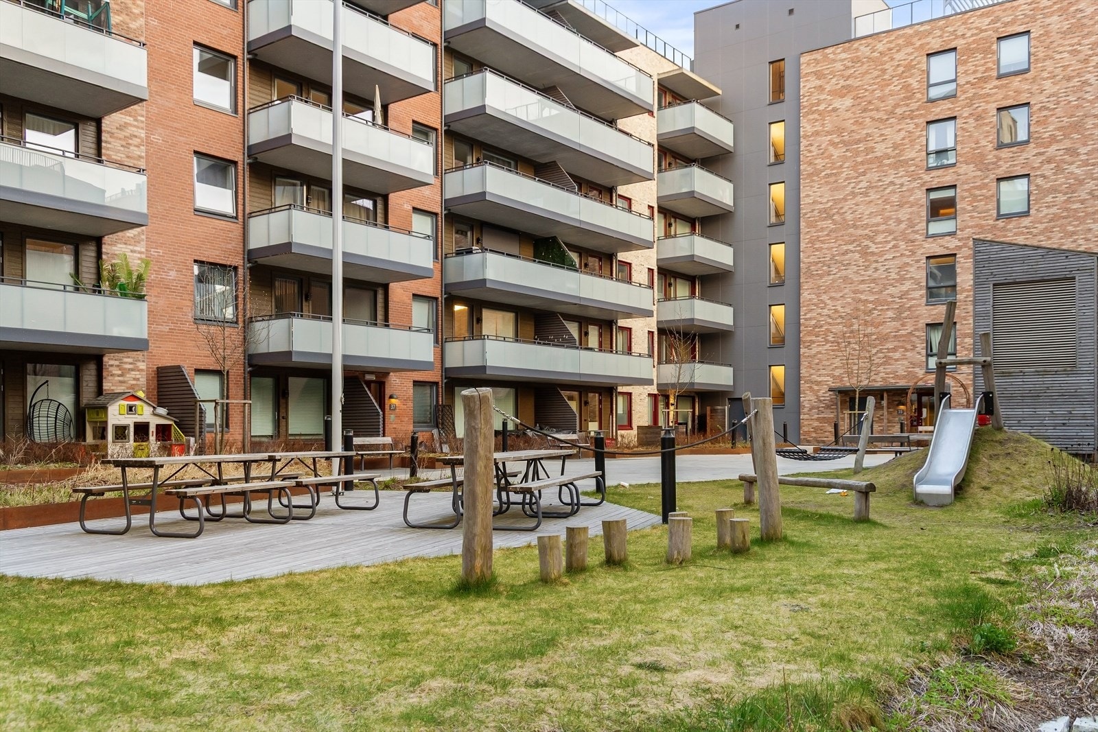 Pent opparbeidet fellesareal og lekeområde for de minste. Galleribilde