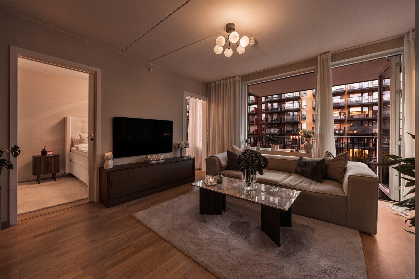 En gjennomført og stilren 3-roms leilighet som kombinerer moderne komfort med praktiske løsninger. Boligen byr på en romslig balkong, enkel adkomst med heis og egen garasjeplass - perfekt for en komfortabel og bekymringsfri hverdag. Galleribilde