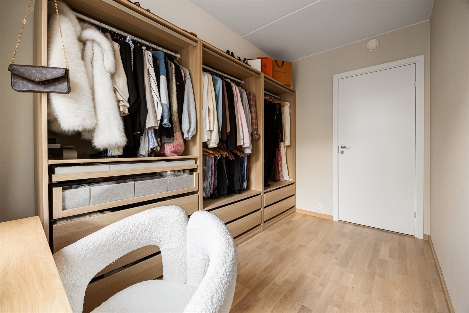 Rommet benyttes i dag som walk-in closet, men egner seg også svært godt som barnerom, gjesterom, hjemmekontor eller en ekstra stue. Galleribilde