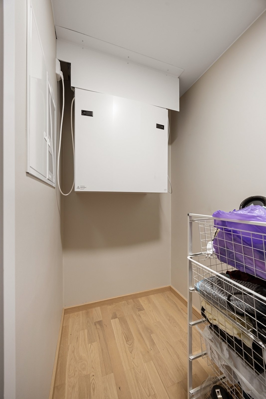 Praktisk innvendig bod tilknyttet soverom 2 med gode oppbevaringsmuligheter - også godt egnet som walk-in closet. Galleribilde
