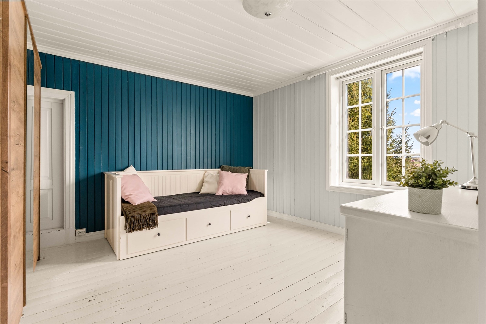 Soverom 2. Begge soverommene har eget kryploft til oppbevaring. Galleribilde