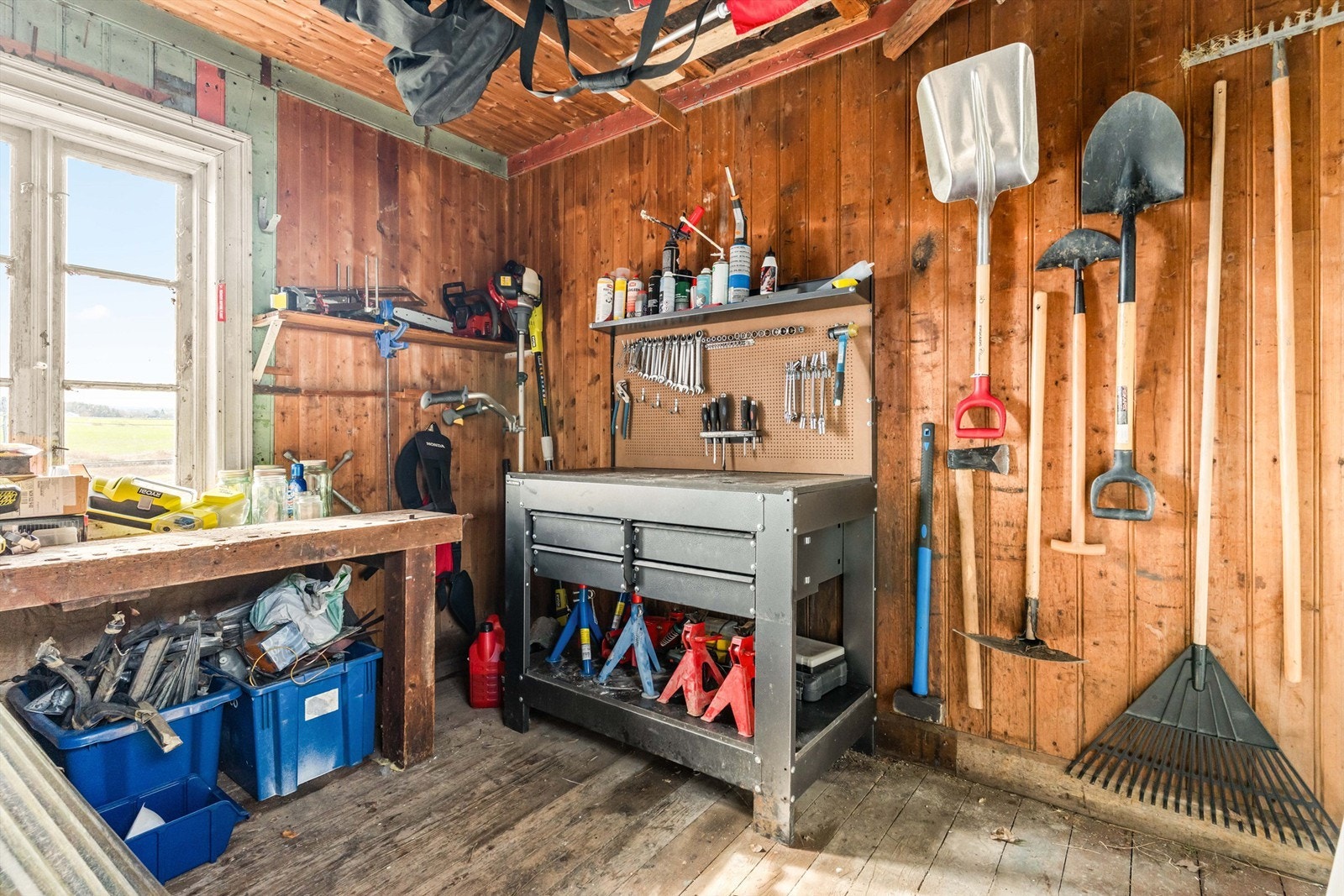 Praktisk verksted-/bodrom med god plass til oppbevaring, verktøy og utstyr. Foto: Anders Botnmark Galleribilde