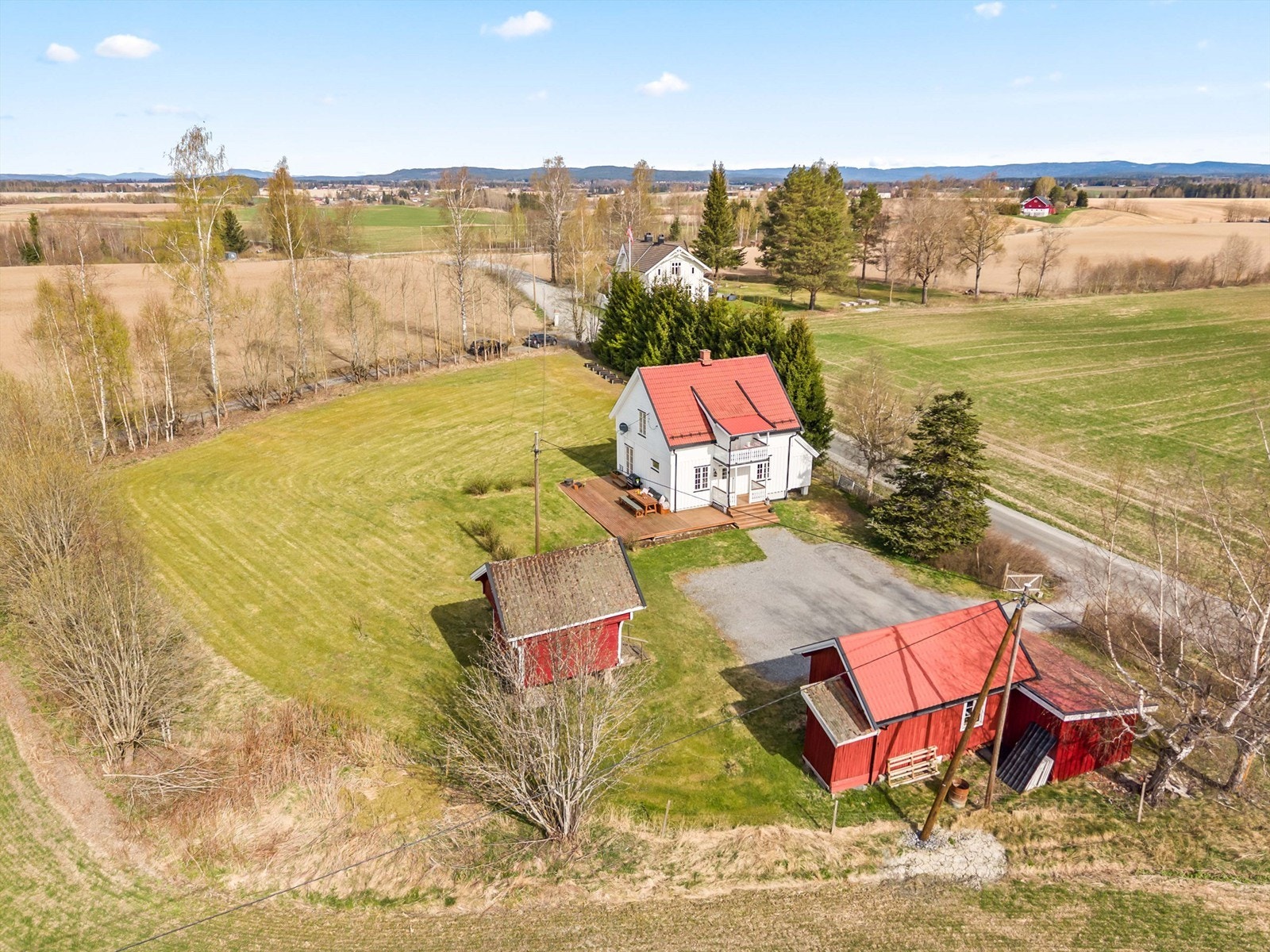 Eiendomsmegler Krogsveen v. Frida Tørrishaug har gleden av å ønske velkommen til Hennisandvegen 28! Galleribilde