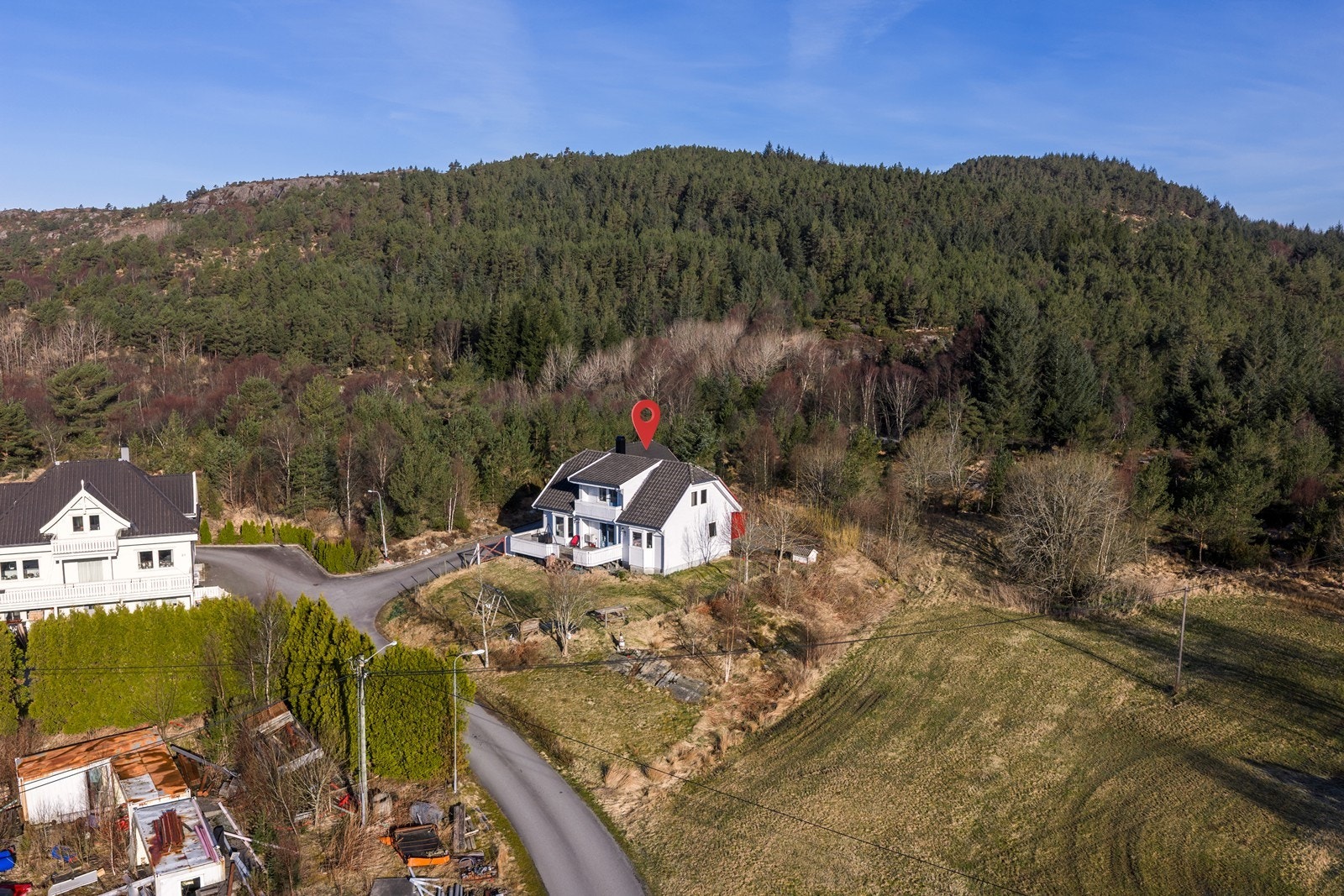 Velkomme til Kvednanest 22 ! Innholdsrik enebolig med 4 soverom, 2 bad og loftstue, samt dobbel garasje - i naturskjønne omgivelser. Kort avstand til Sveio sentrum og Haugesund. Galleribilde