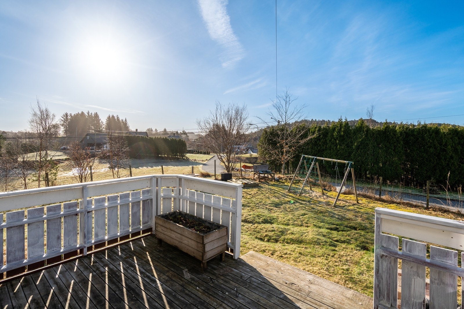 Terrasse med adkomst fra stuen, solrik og lun. Galleribilde