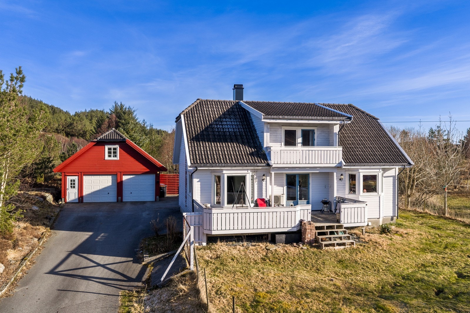 Fasade og gårdsplass. Galleribilde