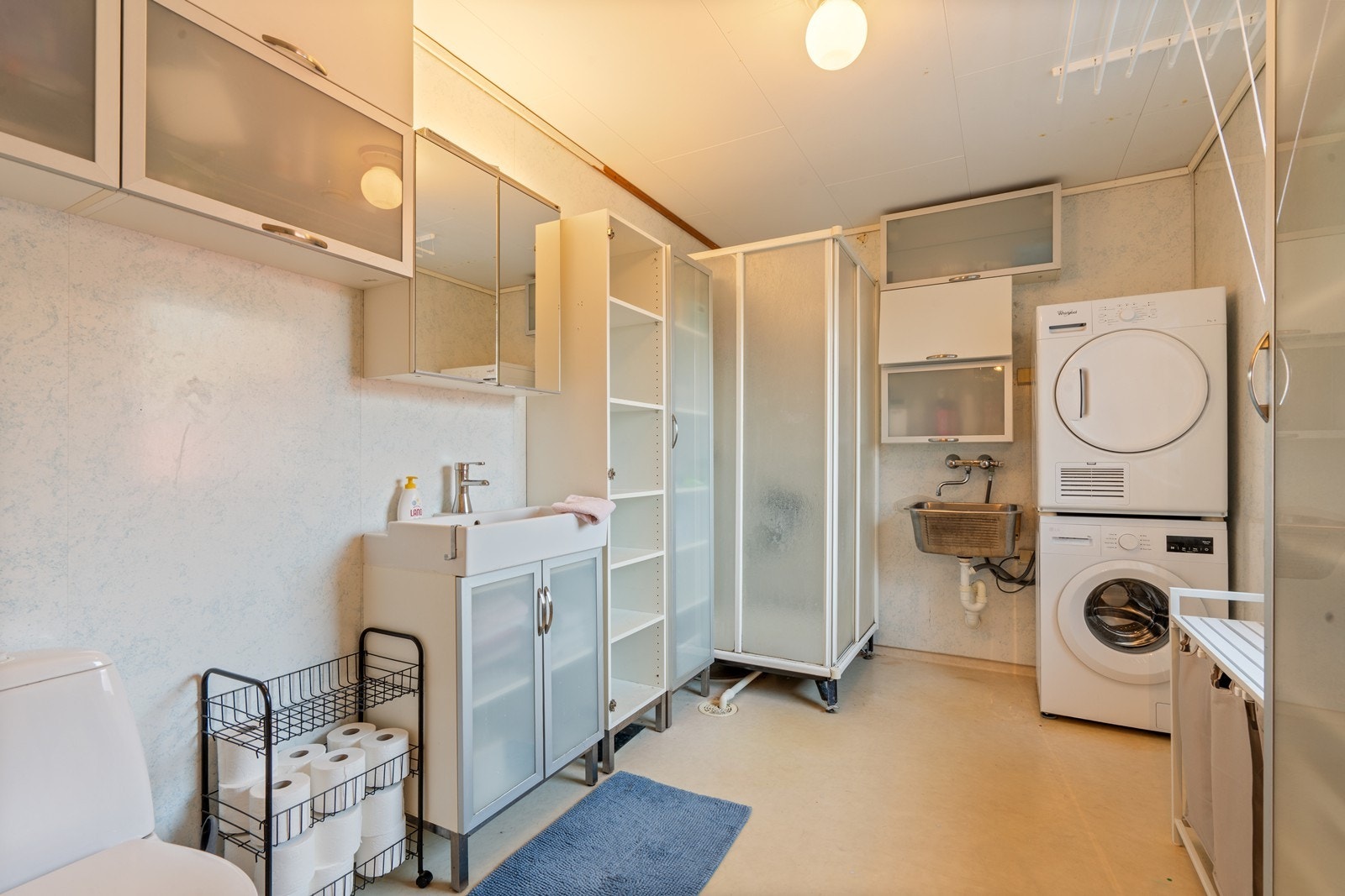 Romslig bad/vaskerom på hovedplan. Galleribilde