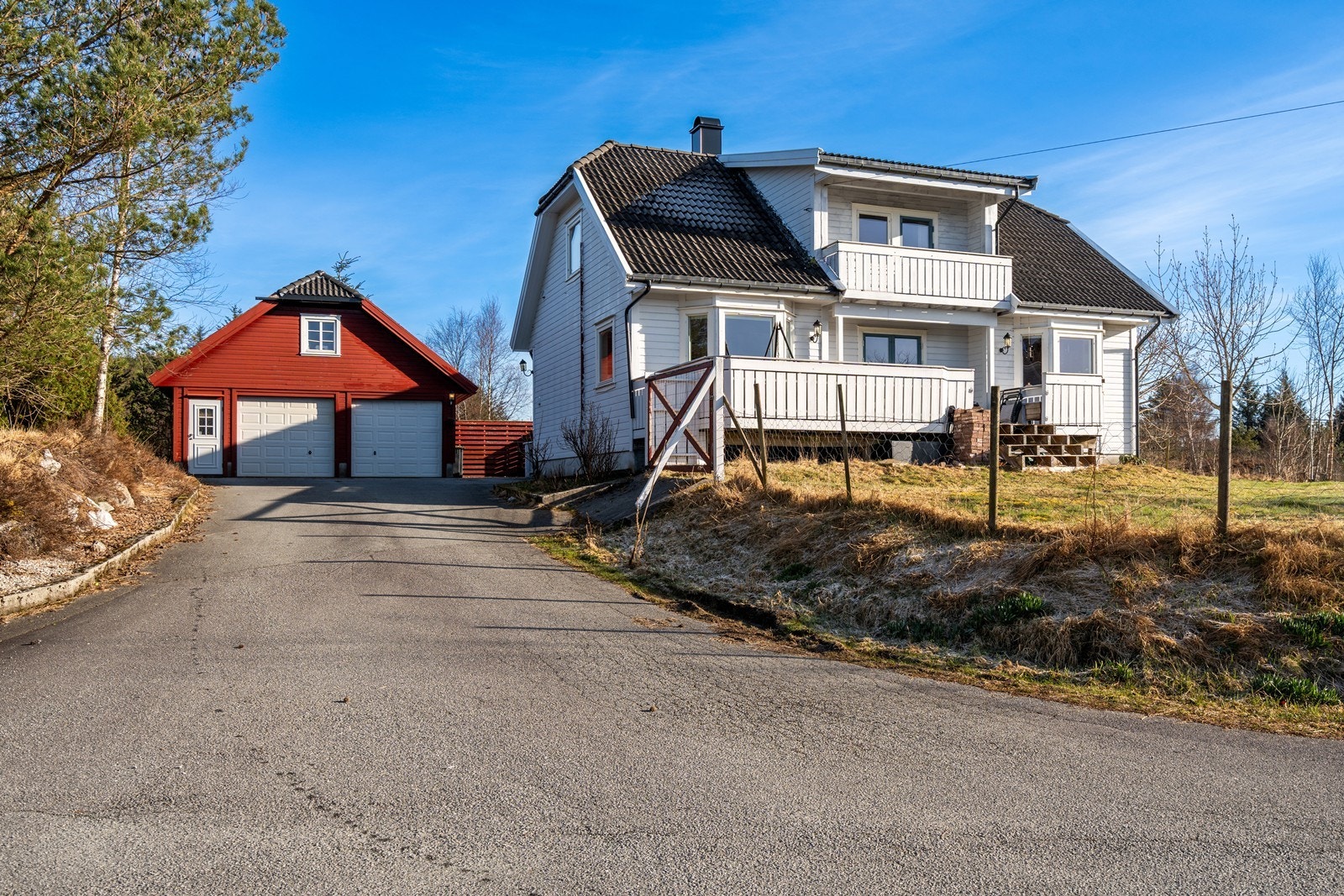 Romslig gårdsplass og garasje. Galleribilde