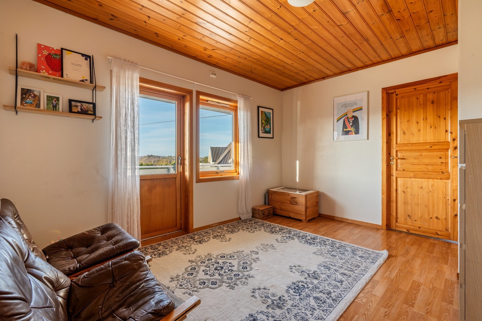Loftstue med mange bruksmuligheter og utgang til balkong. Galleribilde