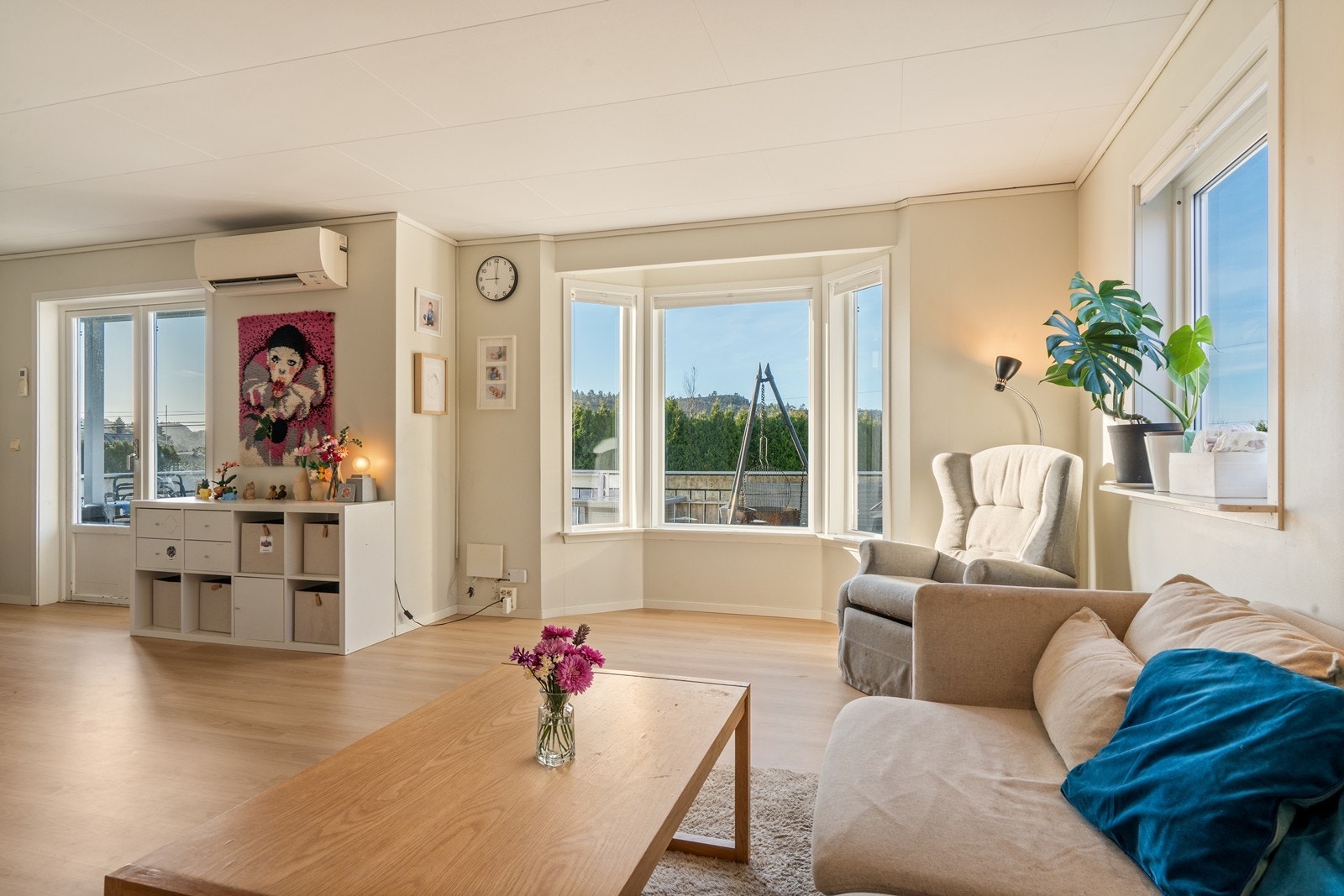 Lys og trivelig stue, god med plass til flere sittegrupper og spisestue. Varmepumpe og vedovn. Utgang til solrik og lun terrasse, samt videre til hagen. Galleribilde