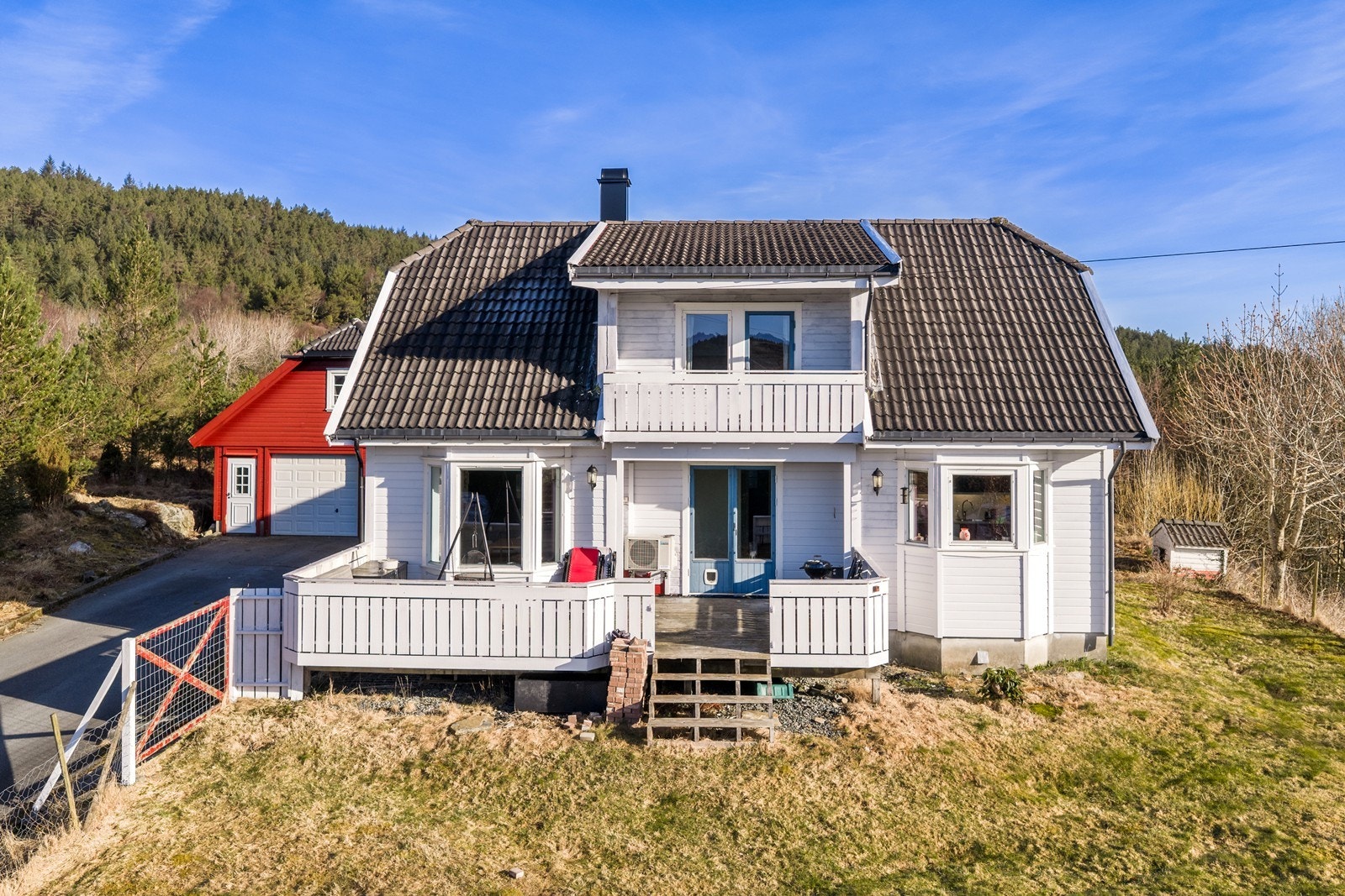 Innholdsrik enebolig 4 soverom, 2 bad og loftstue, samt dobbel garasje - i naturskjønne omgivelser. Galleribilde