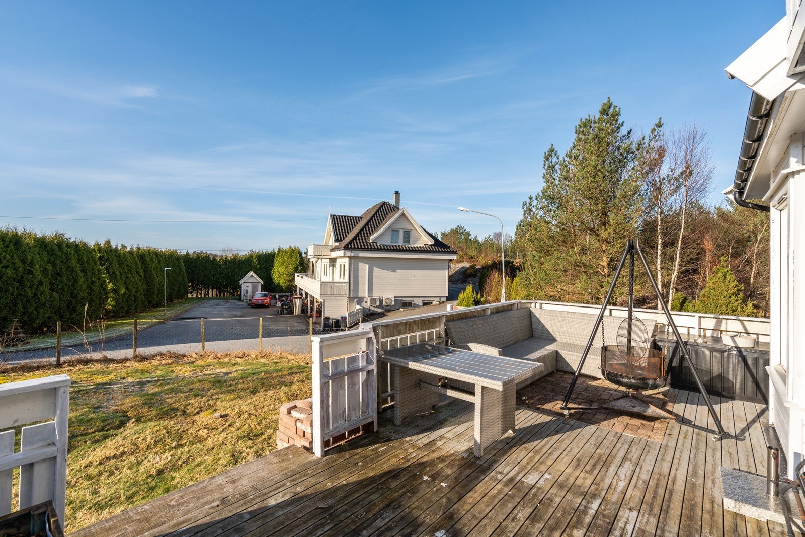 Terrasse med adkomst fra stuen, solrik og lun. Galleribilde