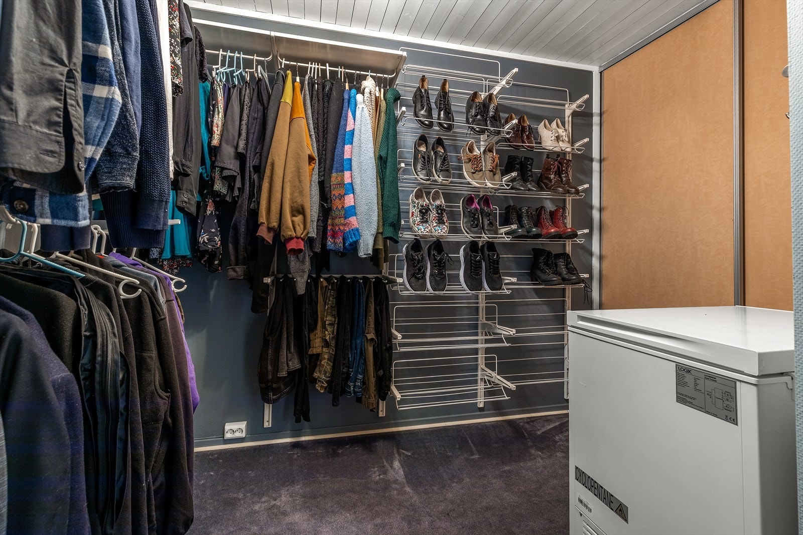 Innvendig bod med god oppbevaringsplass. Galleribilde