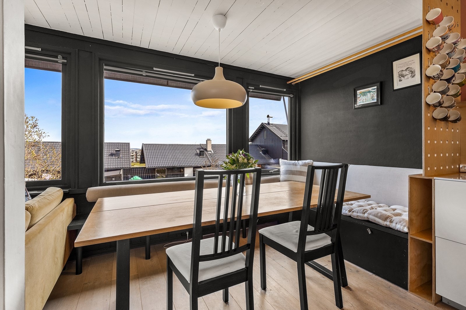 Spiseplass i praktisk forlengelse av kjøkkenet. Galleribilde