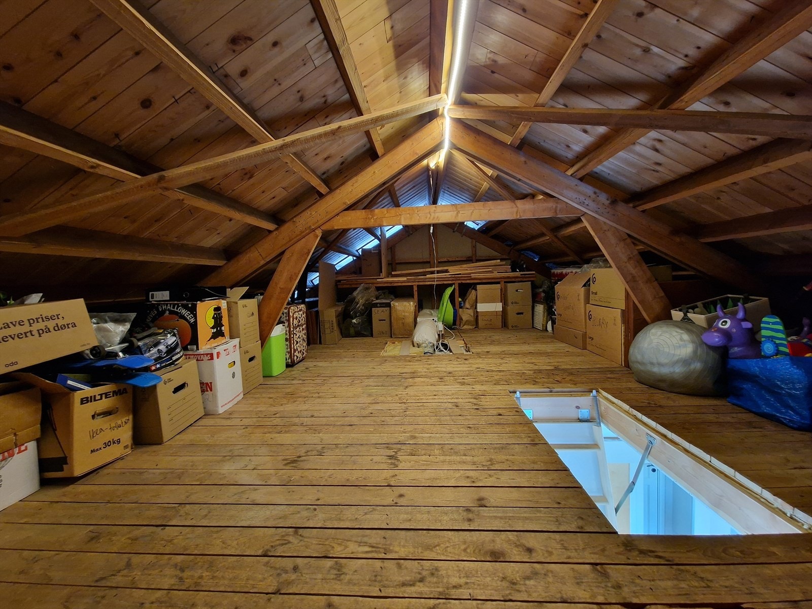 Gode lagringsmuligheter på loftet. Galleribilde