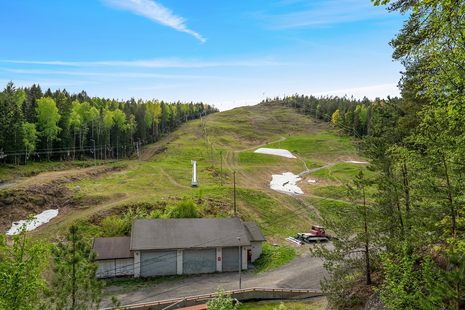 Området rundt Vardåsen byr på turmuligheter året rundt, med stier, badeplasser, lysløype og skiløype. Galleribilde