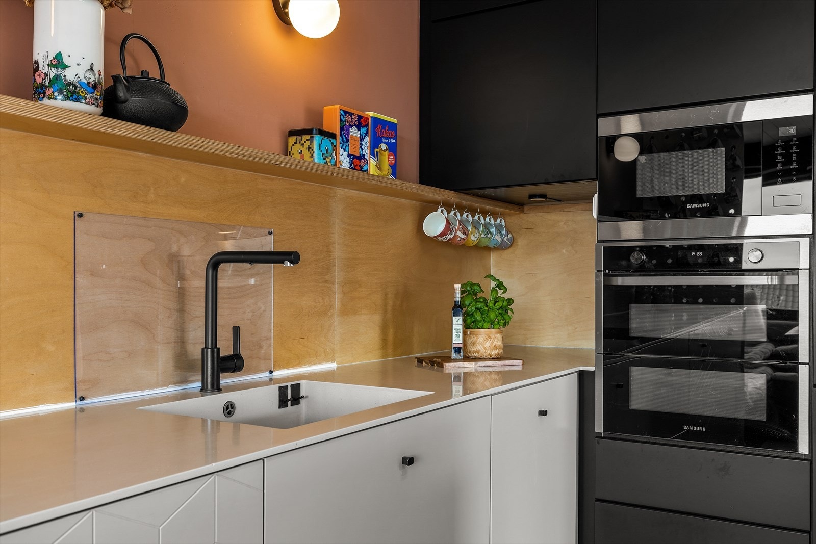Hvitevarene består av kjøl/fryseskap, oppvaskmaskin, platetopp og stekeovn. Galleribilde