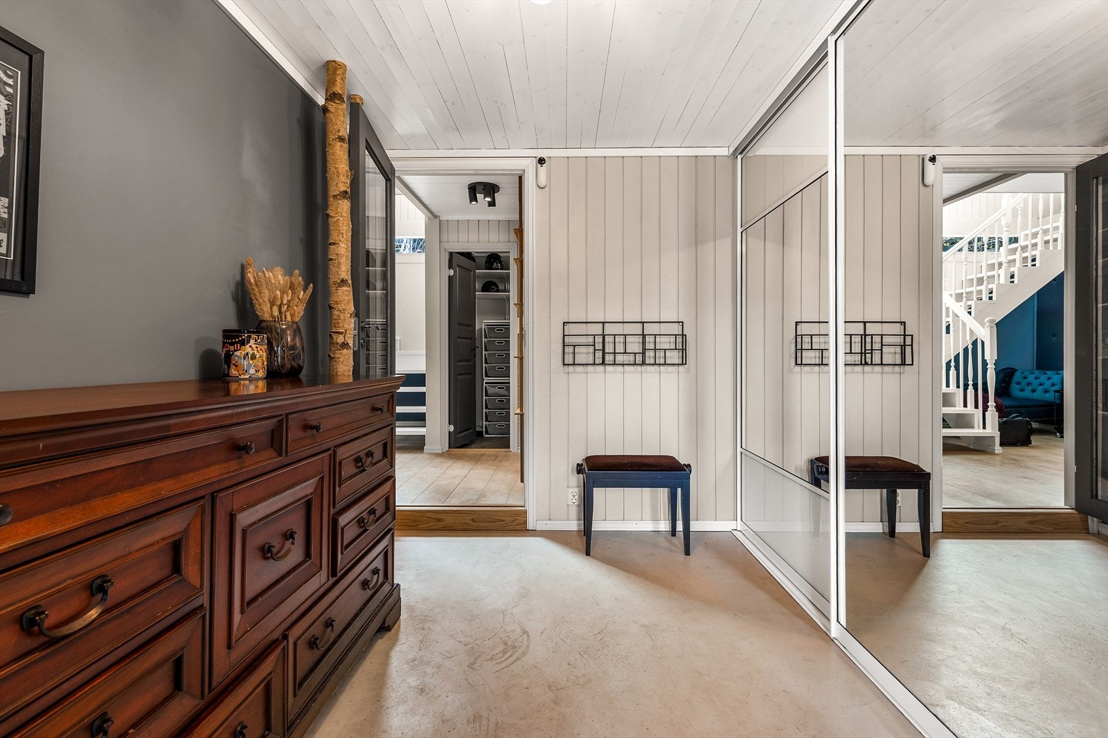 Entré med skyvedørsgarderobe. Galleribilde